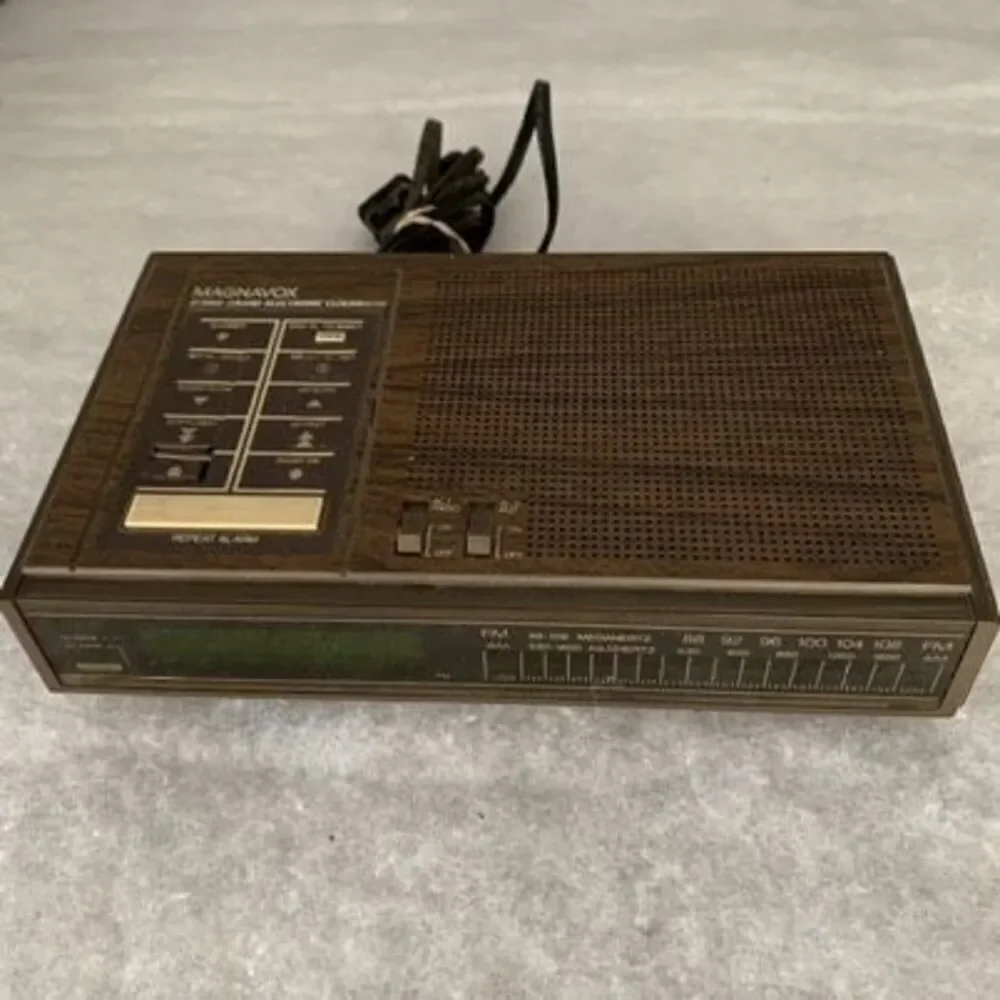 Vintage Magnavox D-3160 2-Band Electric Clock Radio